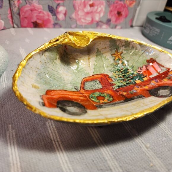 DECOUPAGE CLAM SHELL DECOUPAGE XMAS RED TRUCK 🚚 ON A CLAM SHELL TRINKET DISH - Picture 5 of 11
